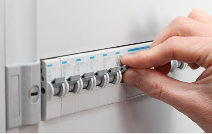 Người dùng cần đảm bảo ngắt nguồn điện trước khi vệ sinh điều hòa