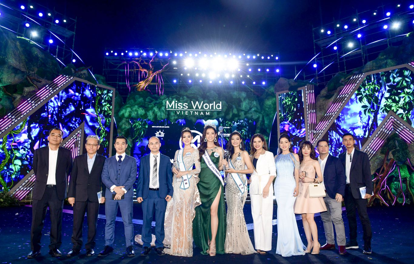 Top 3 Miss World Việt Nam 2019 cùng đại diện công ty Casper Việt Nam và Sen Vàng, đơn vị tổ chức Miss World Việt Nam. Ảnh: Quyết Thắng.
